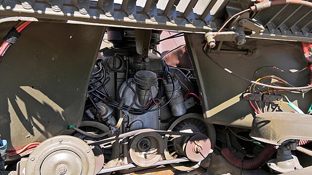 �eln� pohled na motor � vzduchem chlazen� benzinov� osmiv�lec Tatra 603A