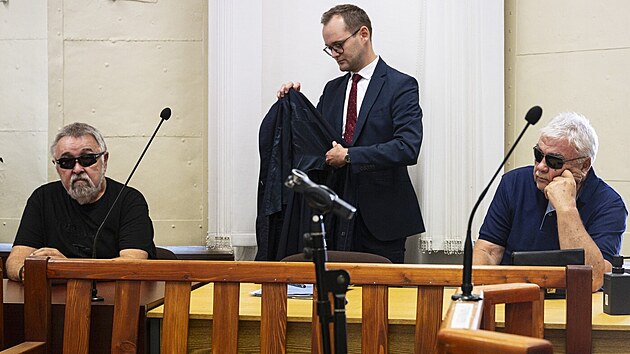 Jarom�r Miltner (vlevo) a Karel Jon� (vpravo) p�ed za��tkem jedn�n� u Obvodn�ho soudu pro Prahu 1, kter� se zab�val p��padem t�� b�val�ch p��slu�n�k� StB st�han�ch za perzekuci herce Tom�e T�pfera. Uprost�ed je pr�vn� z�stupce. (13. �ervence 2026)