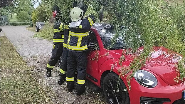 V souvislosti s odpoledn� bou�kou vyj�d�li jihomorav�t� hasi�i celkem k 55 ud�lostem, kter� souvisely p�edev��m se siln�m v�trem. Nej�ast�ji odstra�ovali popadan� stromy, zaji��ovali nebezpe�n� stavy a �erpali vodu ze zatopen�ch prostor. (19. �ervence 2026)