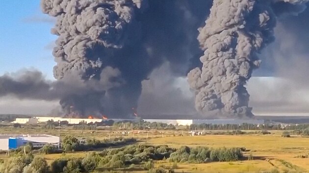 Ze skladu se val� kou� po smrt�c�ch �toc�ch ukrajinsk�ch dron� ve m�st� Elektrostal v Moskevsk� oblasti. (18. �ervence 2026)