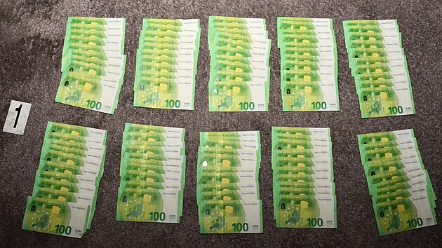 �ste�t� celn�ci na�li u dvou zadr�en�ch t�m�� 10 kilo drog a milion v hotovosti.