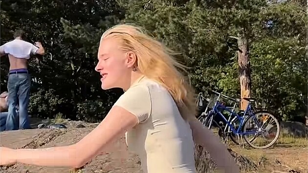 Modelka Julia Gropov� napodobuje Erlinga Haalanda