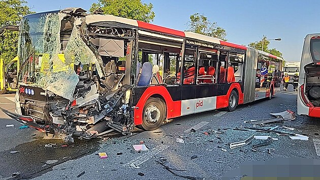 Sr�ka dvou autobus� u Lidic na Kladensku. (15. �ervence 2026)
