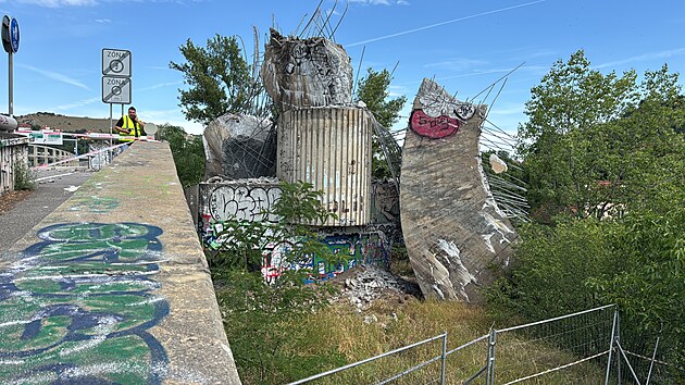 Betonov� skulptura Rovnov�ha na Barrandovsk�m most� se z��tila. (17. �ervence 2026)