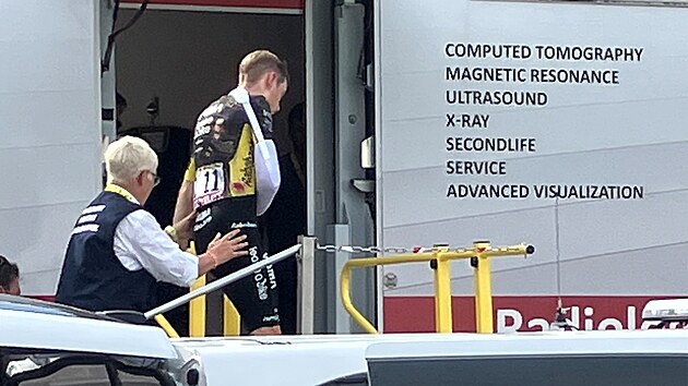 Jonas Vingegaard mí�í na vy�et�ení po pádu v 15. etap� Tour de France.