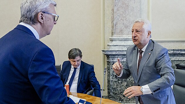 Na programu zased�n� vl�dy je mimo jin� i novela z�kona o ochran� ve�ejn�ho zdrav�. Na sn�mku ministr pr�myslu a obchodu Karel Havl��ek (ANO) a ministr obrany Jarom�r Z�na (SPD). (13. �ervence 2026)
