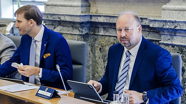 Ministr zdravotnictv� Adam Vojt�ch a ministr spravedlnosti Jeron�m Tejc (oba za ANO) na  zased�n� vl�dy, kter� se mimo jin� zab�v� novelou z�kona o ochran� ve�ejn�ho zdrav�. (13. �ervence 2026)