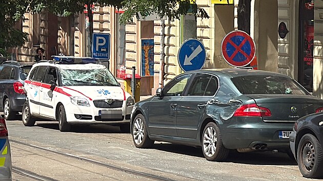 Filip Turek se v centru Prahy srazil s nemocni�n�m autem. To skon�ilo na st�e�e. (13. �ervence 2026)