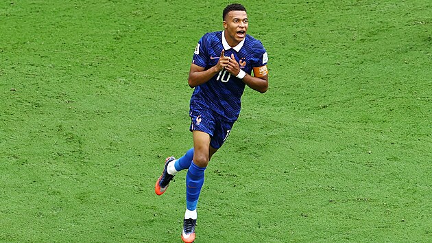 Francouzský úto�ník Kylian Mbappé slaví sv�j druhý gól proti Anglii v utkání o...
