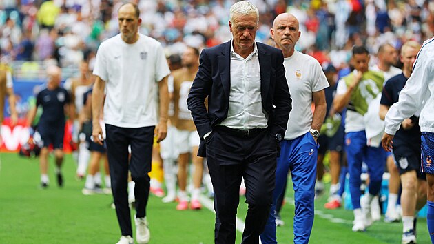 Nespokojený francouzský trenér Didier Deschamps po první p�li v utkání o bronz...
