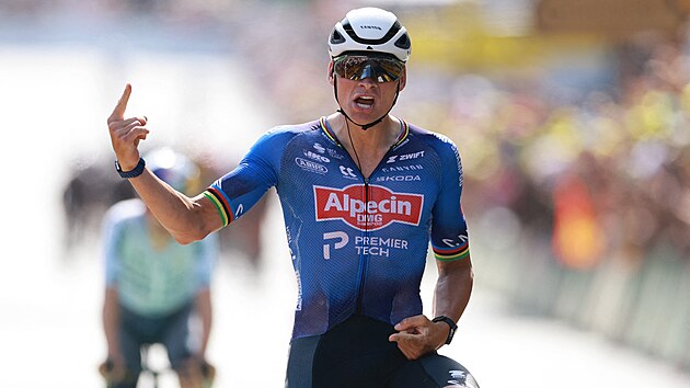 Tour de France 9. etap: Van der Poel büyük bir mücadelenin ardından zaferi kutluyor