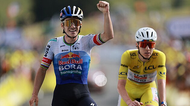 Remco Evenepoel slaví výhru v 15. etap� Tour de France p�ed Tadejem Poga�arem.