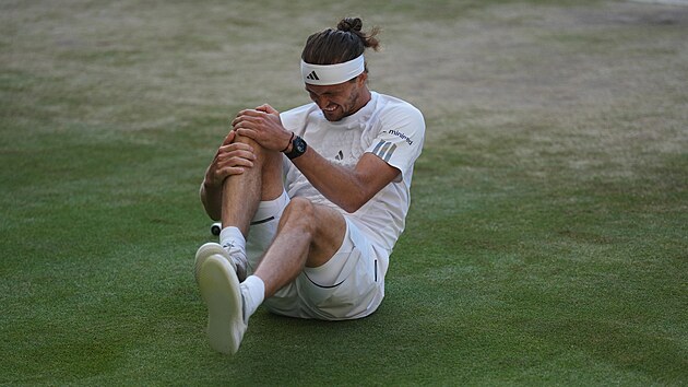 Alexander Zverev se sv�j� v bolestech ve fin�le Wimbledonu.