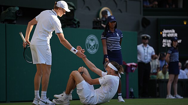 Jannik Sinner pom�h� vst�t Alexanderu Zverevovi ve fin�le Wimbledonu.