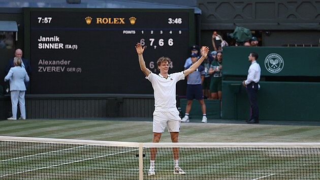 Jannik Sinner slav� triumf ve fin�le Wimbledonu.