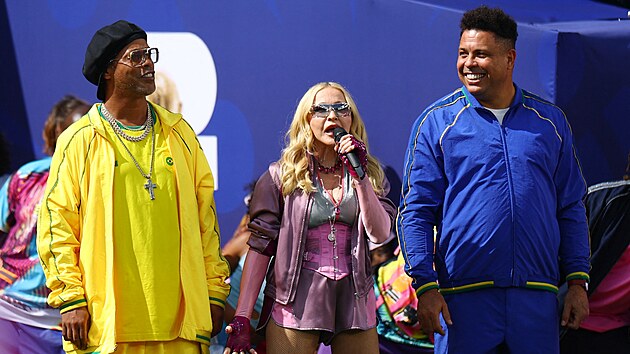 Ronaldinho, Madonna a Ronaldo b�hem polo�asov� show ve fin�le MS.