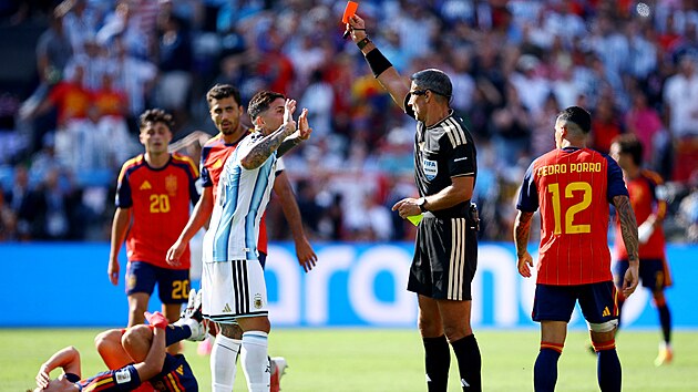 Argentinec Enzo Fern�ndez vid� �ervenou kartu po faulu na Pau Cubars�ho ze...
