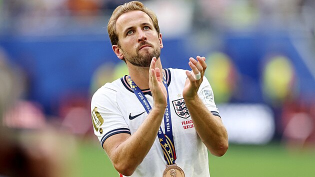 Harry Kane z Anglie s bronzovou medail� po v�h�e 6:4 nad Franci�.