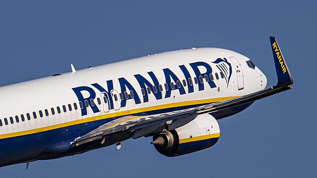Boeing 737-800 irsk� spole�nosti Ryanair, kter� se zam��uje na n�zkon�kladov� lety po Evrop�. (11. srpna 2022)