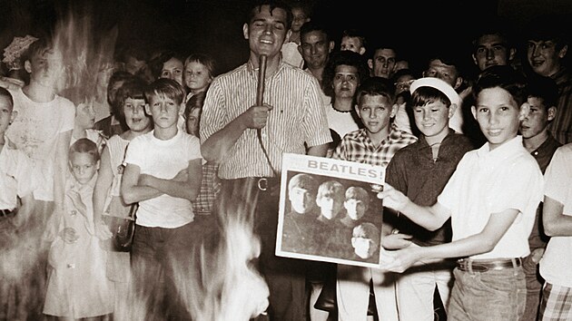 8. srpna 1966 se mláde� ve m�st� Waycross v Georgii se�la, aby spálila desky...
