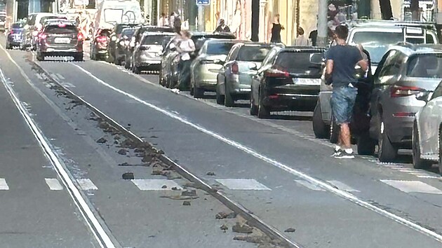 Vysok� teploty po�kodily ��st tramvajov� trat� v Praze. Fotografie poch�z� z ulice Sokolovsk�. (13. �ervence 2026)