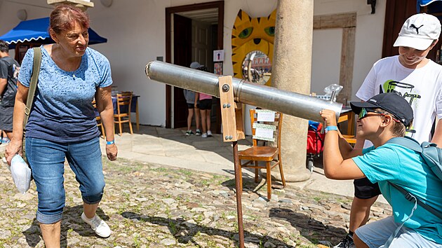 Jeden z mal�ch n�v�t�vn�k� testuje b�hem festivalu Hra�kobran� v Kamenici nad Lipou kovov� dalekohled na n�dvo��.