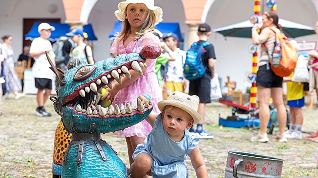 Festival Hra�kobran� v Kamenici nad Lipou l�k� na tvo�iv� d�lny i netradi�n� hern� koutky rozset� po cel�m are�lu z�mku. Na sn�mku si d�ti zbl�zka prohl�ej� origin�ln� kovovou plastiku krokod�la.