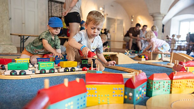 Chlapec na fotografii se no�� do sv�ta fantazie s d�ev�n�mi vl��ky a kostkami v hern�m koutku na z�mku. Organiz�to�i festivalu Hra�kobran� cht�j� uk�zat, �e kvalitn� �esk� hra�ky jsou plnohodnotnou alternativou k plastov� produkci.