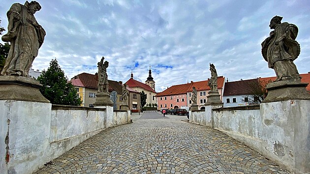 Barokn� sochy ze silni�n�ho mostu v Brtnici na Jihlavsku bude do ��jna leto�n�ho roku opravovat restaur�tor.