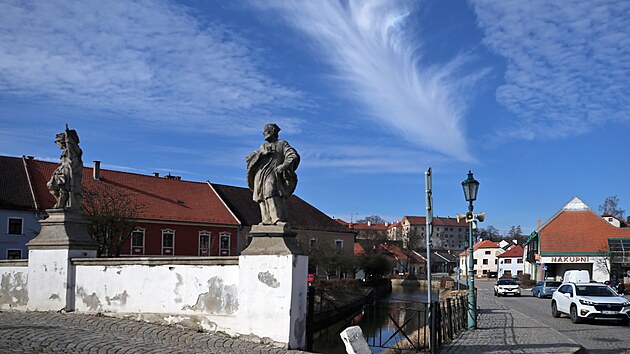 Barokn� sochy ze silni�n�ho mostu v Brtnici na Jihlavsku bude do ��jna leto�n�ho roku opravovat restaur�tor.
