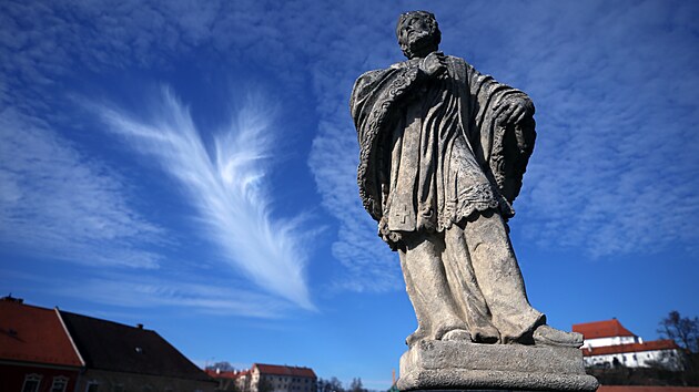 Barokn� sochy ze silni�n�ho mostu v Brtnici na Jihlavsku bude do ��jna leto�n�ho roku opravovat restaur�tor.