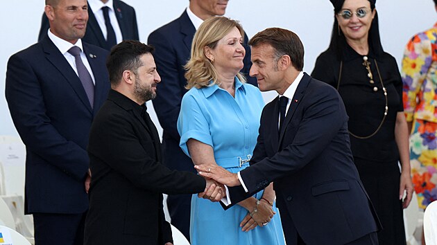 Francouzský prezident Emmanuel Macron si podává ruku s ukrajinským prezidentem...
