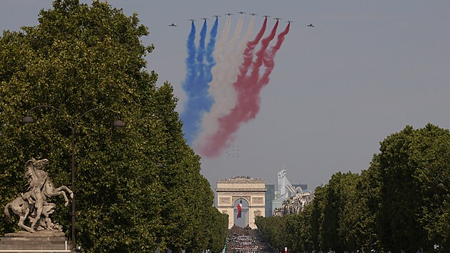 St�ha�ky akrobatick� skupiny Patrouille de France b�hem vojensk� p�ehl�dky v Pa��i k dobyt� Bastily. (14. �ervence 2026)