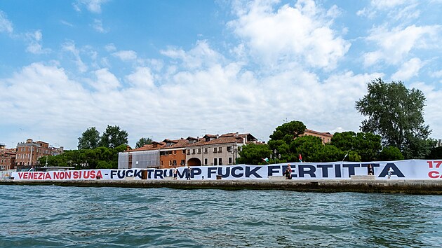Demonstranti v Ben�tk�ch rozvinuli transparent proti p��jezdu americk�ho velvyslance Tilmana Fertitty. (4. �ervence 2026)