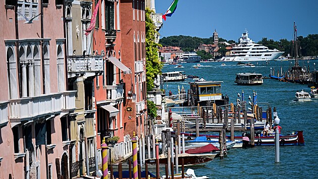 Jachta �Boardwalk� americk�ho velvyslance Tilmana Fertitty zakotvila v Ben�tk�ch. (17. �ervence 2026)