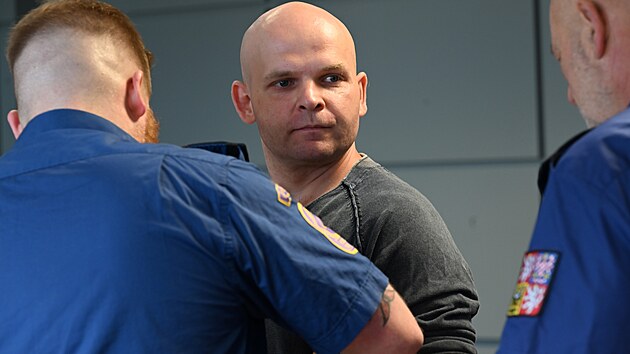 Patrik Cigo� u soudu, je obvin�ný z brutální vra�dy, kterou m�l spáchat pár dn�...