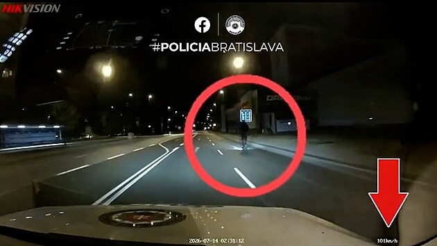 Bratislav�tí policisté pronásledovali mladíka na kolob�ce, který jel p�es 100...
