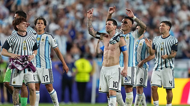 Po postupu do semifin�le uk�zal Lionel Messi i sv� b�i�n� svaly.