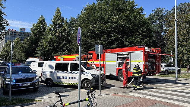 Hasi�i zasahuj� na Z�tkov� n�b�e�� v �esk�ch Bud�jovic�ch, kde ho�� propojka plynu v zemi. P�i ud�losti se zranil jeden �lov�k (11. �ervence 2026)