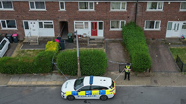 Policejn� z�sah p�ed domem na Byrley Road v Rotherhamu, kter� je pravd�podobn� spojen s vy�et�ov�n�m vra�dy Ann Widdecombeov�. (13. �ervence 2026)