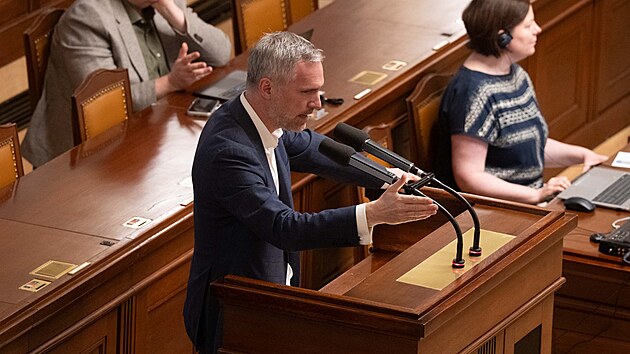 Jedn�n� Poslaneck� sn�movny. Na sn�mku Zden�k H�ib (Pir�ti) hovo�� k autonehod� Filipa Turka. (14. �ervence 2026)