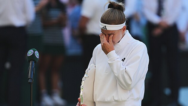 Zklamaná Karolína Muchová po porá�ce ve finále Wimbledonu.
