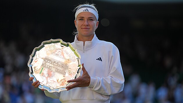 Karol�na Muchov� s trofej� pro pora�enou finalistku Wimbledonu.