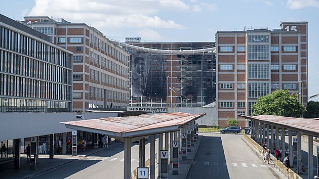Hasi�i p�t� den prol�vaj� trosky 34. budovy ba�ovsk�ho are�lu ve Zl�n�, kter� se po po��ru v horn�ch patrech ��ste�n� z��tila. (13. �ervence 2026)