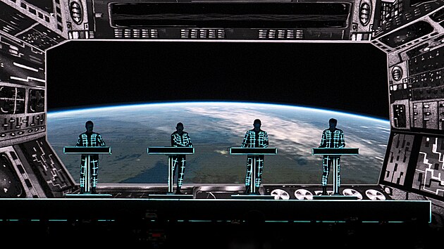 Koncert kapely Kraftwerk ve Foru Karl�n (15. �ervence 2026, Praha).