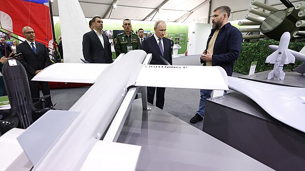 Rusk� prezident Vladimir Putin nav�t�vil prov�le�n� f�rum �V�e pro v�t�zstv�, kde si mimo jin� prohl�dl drony. (13. �ervence 2026)