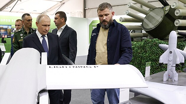 Rusk� prezident Vladimir Putin nav�t�vil prov�le�n� f�rum �V�e pro v�t�zstv�, kde si mimo jin� prohl�dl drony. (13. �ervence 2026)