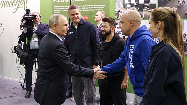 Rusk� prokremelsk� komik Michail Galustjan na prov�le�n�m f�ru �V�e pro v�t�zstv� sezn�mil rusk�ho prezidenta Vladimira Putina s konceptem nov� reality show nazvan� �Bitva dron��. (13. �ervence 2026)