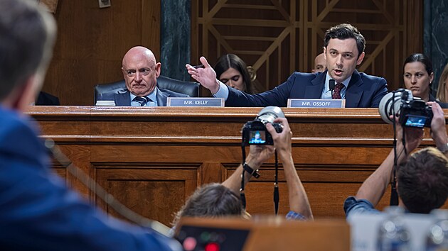 Sen�tor Jon Ossoff (demokrat za Georgii) klade ot�zky Jayi Claytonovi, kandid�tovi prezidenta Donalda Trumpa na post ��fa n�rodn�ch zpravodajsk�ch slu�eb, kter� se z��astnil sly�en� o sv�m jmenov�n� p�ed sen�tn�m v�borem pro zpravodajsk� slu�by. (15. �ervence 2026)