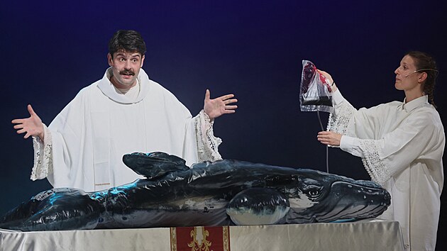 Herci Noah Amiri Tomiak a Anna Krestelov� stoj� na jevi�ti divadla Ernst Deutsch Theater b�hem p�edstaven� hry o uv�zl� keporkakovi s n�zvem �Timmy � Nad�je um�r� jako posledn�. (11. �ervence 2026)